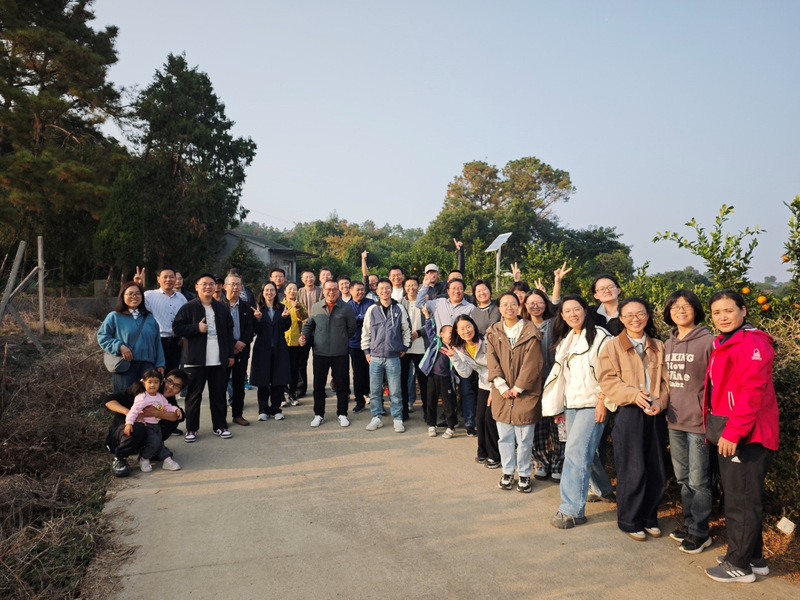 王诤微电子学院分工会组织桔子采...