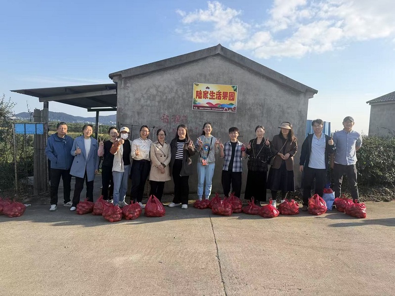 材料学院分工会组织秋季橘园采摘...