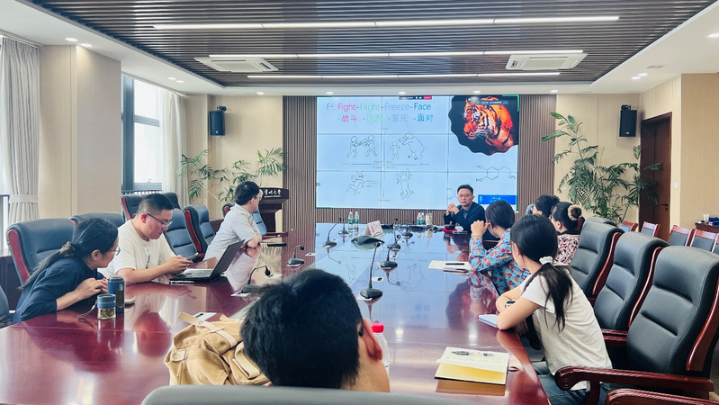 学校举办“情绪调节与沟通技巧”...